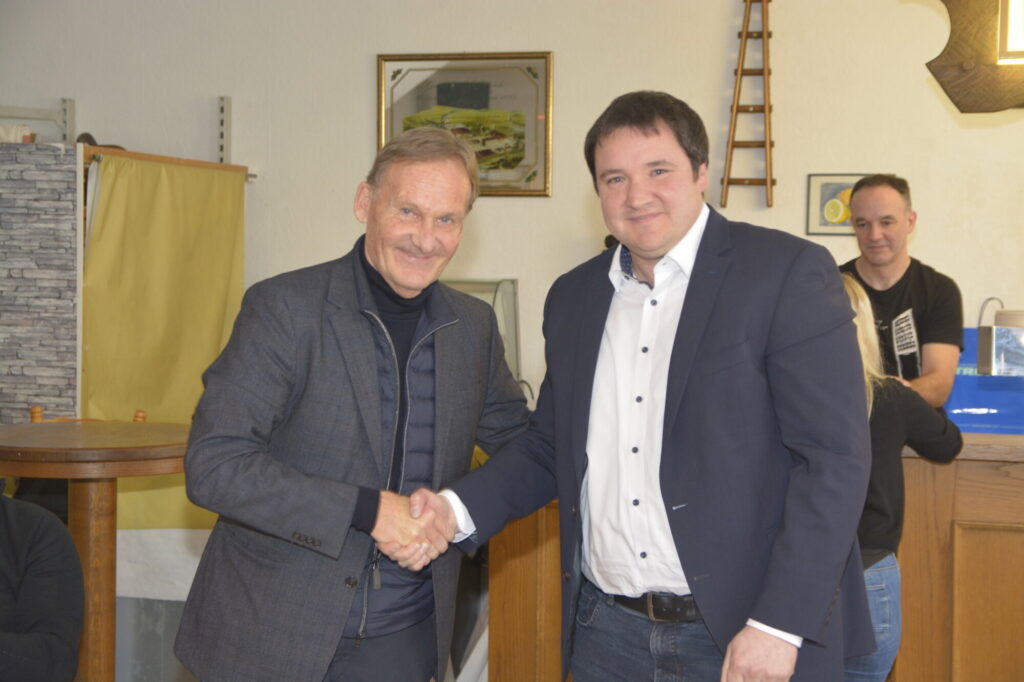 Hans Joachim Watzke gratuliert Oliver Dülme zur Übernahme des Vorsitzes bei RW-Erlinghausen